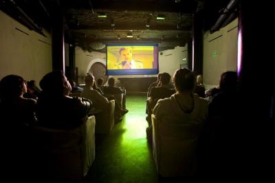Imagen para ilustrar Cineclub Condesa DF en revista FRENTE